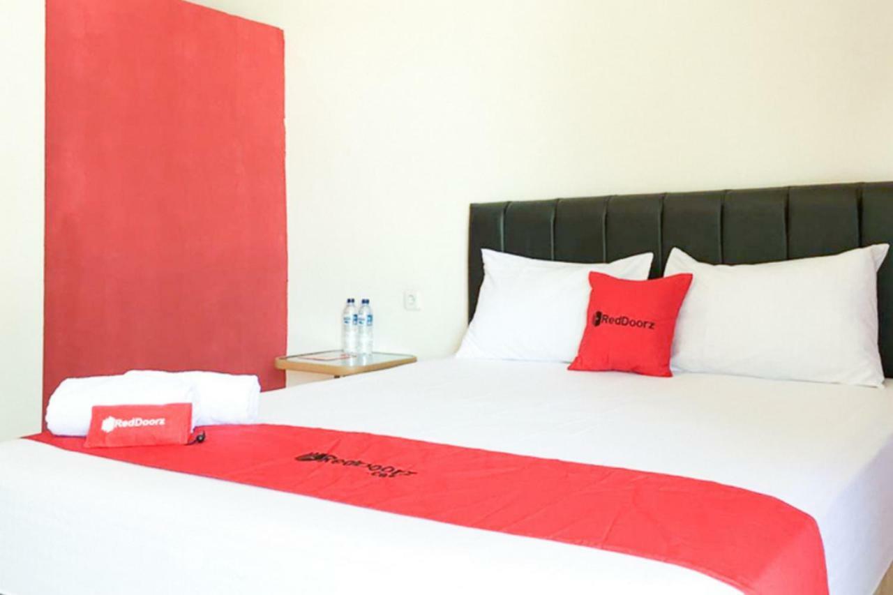 Reddoorz @ Simpang Lima Jupiter Hotel Sorong Kültér fotó
