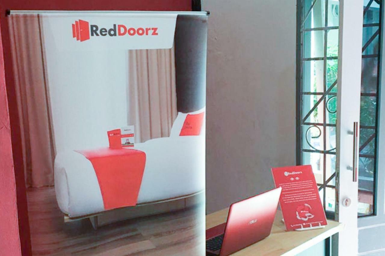 Reddoorz @ Simpang Lima Jupiter Hotel Sorong Kültér fotó