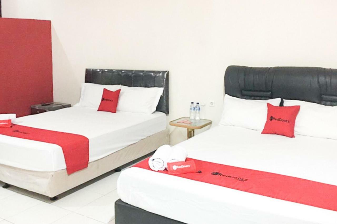 Reddoorz @ Simpang Lima Jupiter Hotel Sorong Kültér fotó