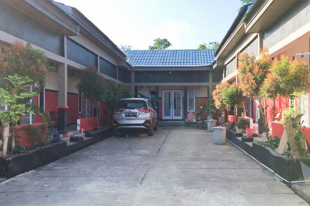 Reddoorz @ Simpang Lima Jupiter Hotel Sorong Kültér fotó