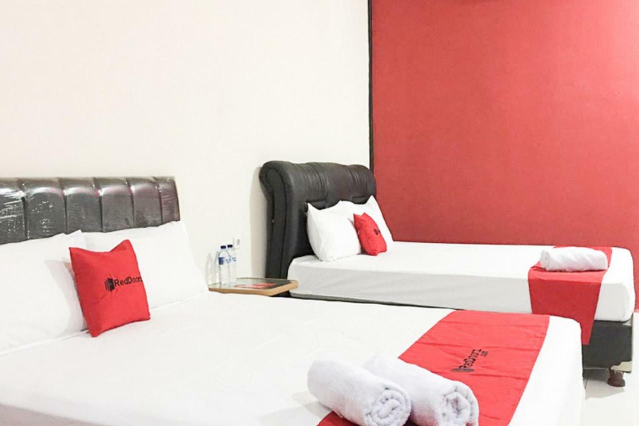 Reddoorz @ Simpang Lima Jupiter Hotel Sorong Kültér fotó