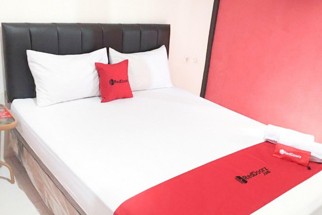 Reddoorz @ Simpang Lima Jupiter Hotel Sorong Kültér fotó