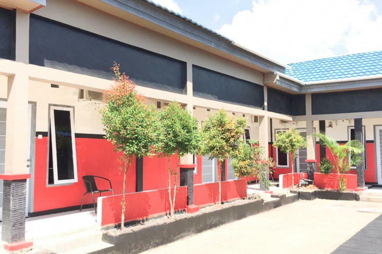 Reddoorz @ Simpang Lima Jupiter Hotel Sorong Kültér fotó