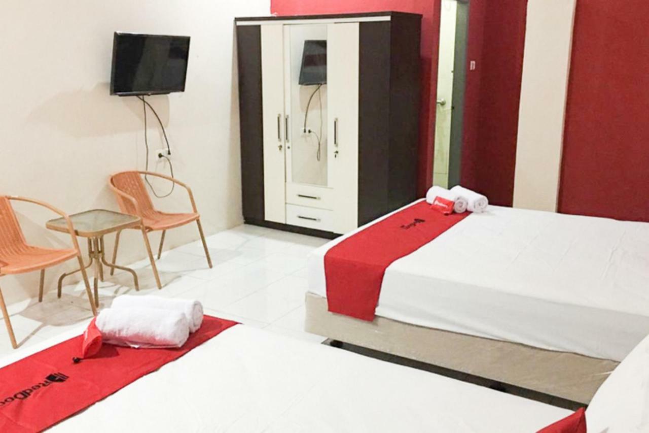 Reddoorz @ Simpang Lima Jupiter Hotel Sorong Kültér fotó